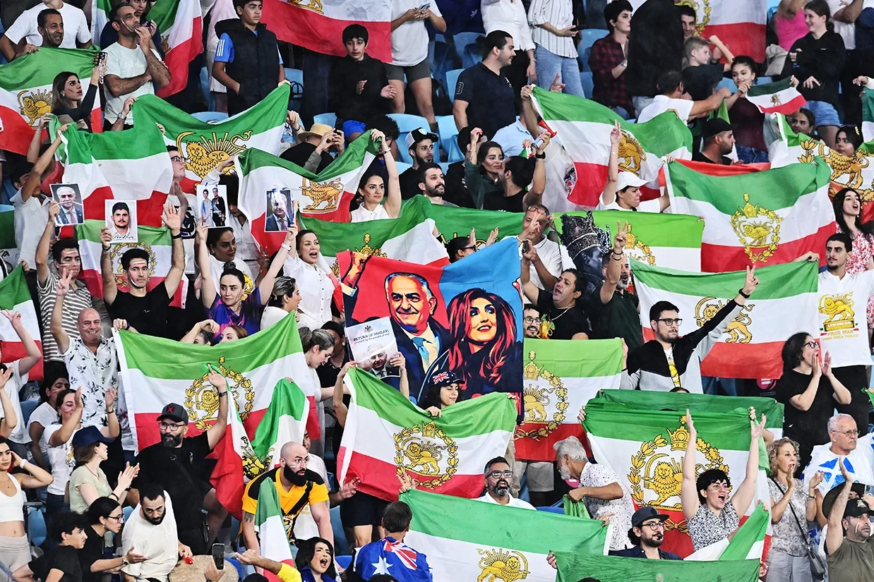 دفتر ارتباطات شاهزاده رضا پهلوی با انتشار فراخوانی از ایرانیان خواسته است هم‌زمان با جام جهانی و سالروز تولد مجیدرضا رهنورد، در ورزشگاه‌ها و فضاهای عمومی با در دست داشتن پرچم شیروخورشید حاضر شوند.