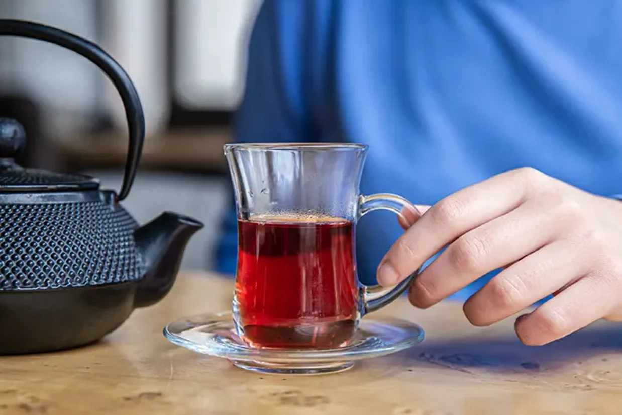 نوشیدن چای کهنه دم می‌تواند مشکلات زیادی برای بدن ایجاد کند. دم کردن طولانی مدت چای می‌تواند سبب نفوذ فلزات سنگین موجود در برگ‌های چای در چای شود.