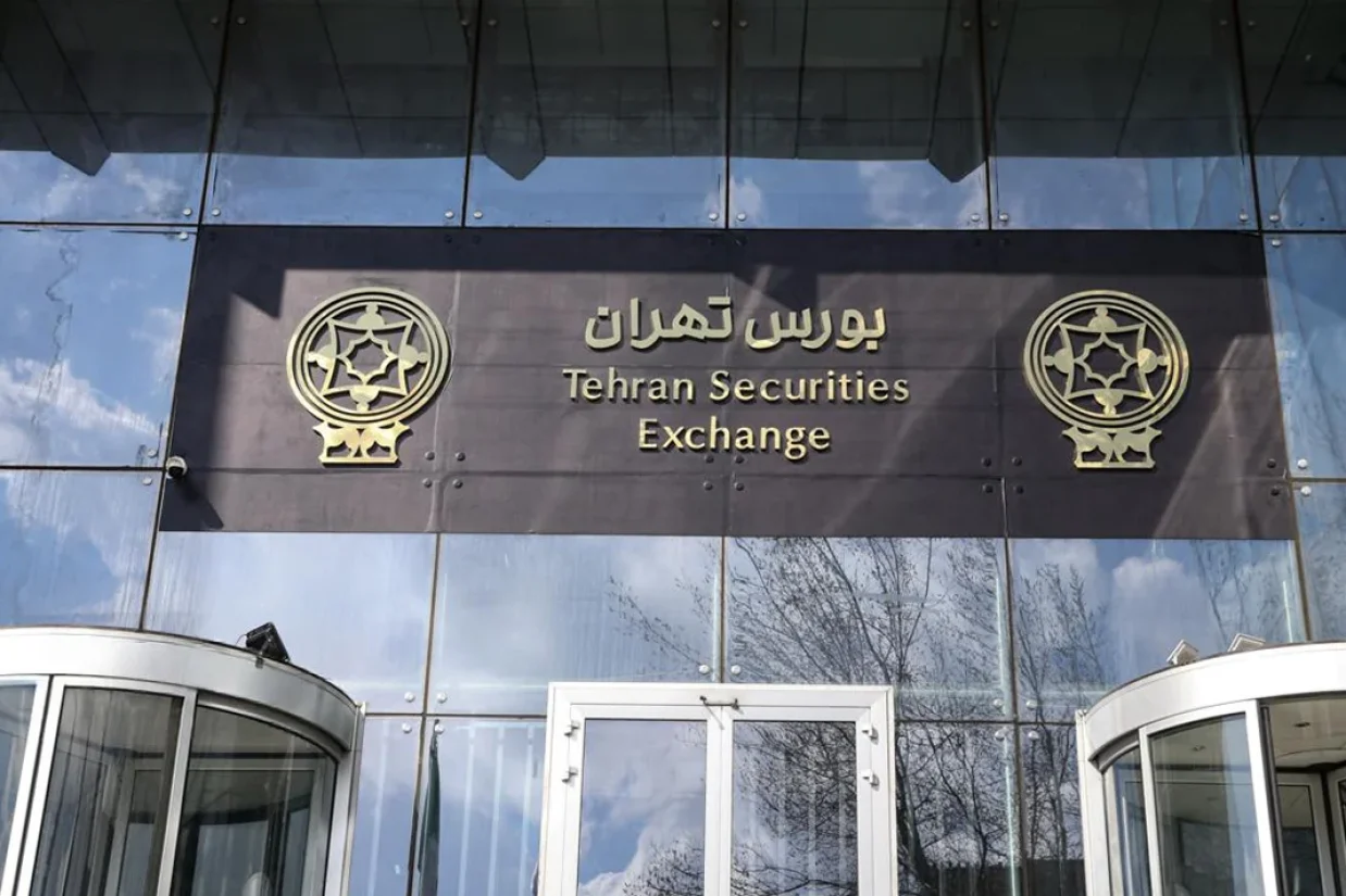 بورس تهران در آخرین روز معاملاتی هفته دچار افت قابل توجه شاخص‌ها شد. همچنین بازار سهام با خروج ۲۲۰۰ میلیارد تومان پول حقیقی مواجه شد.