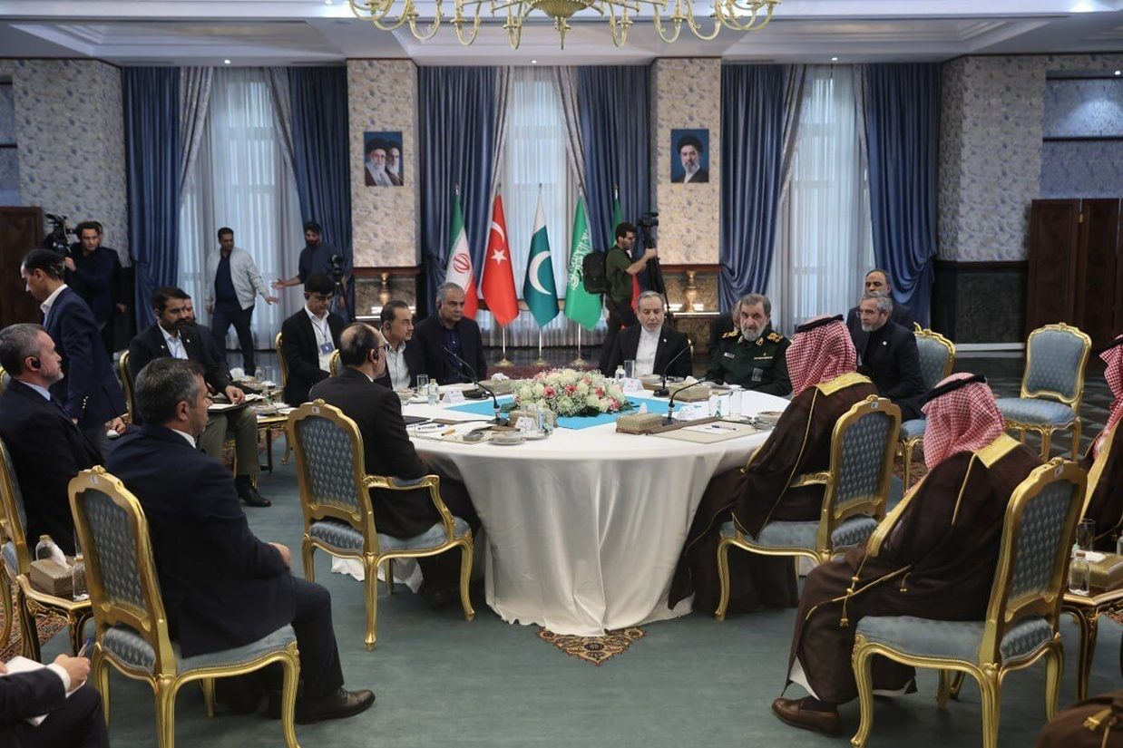 عاصم منیر، فرمانده ارتش پاکستان روز دوشنبه وارد تهران شد تا در مذاکرات مقام‌های جمهوری اسلامی با نمایندگان کشورهای عضو پیمان دفاعی مکه شرکت کند.