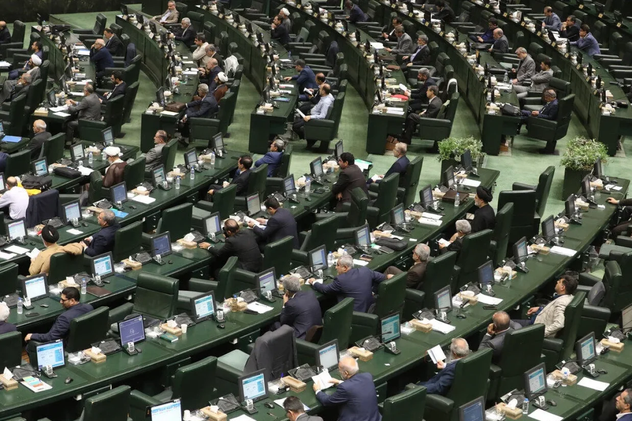 مجلس ایران کلیات طرح اصلاح قانون مهریه را تصویب کرد؛ بر اساس آن مردان می‌توانند به جای حبس، با نظارت الکترونیکی و اشتغال تحت نظر، بدهی مهریه خود را پرداخت کنند.