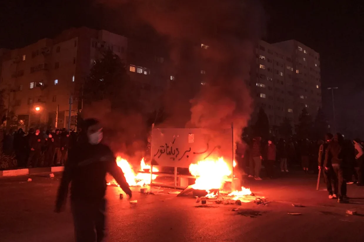 کمک پکن به سرکوب مرگبار خیزش‌های مردمی در کشورهای نزدیک به چین که شامل ایران نیز می‌شود، منافعی برای حکومت کمونیستی چین و روایتش از حکمرانی امنیتی جهان دارد.