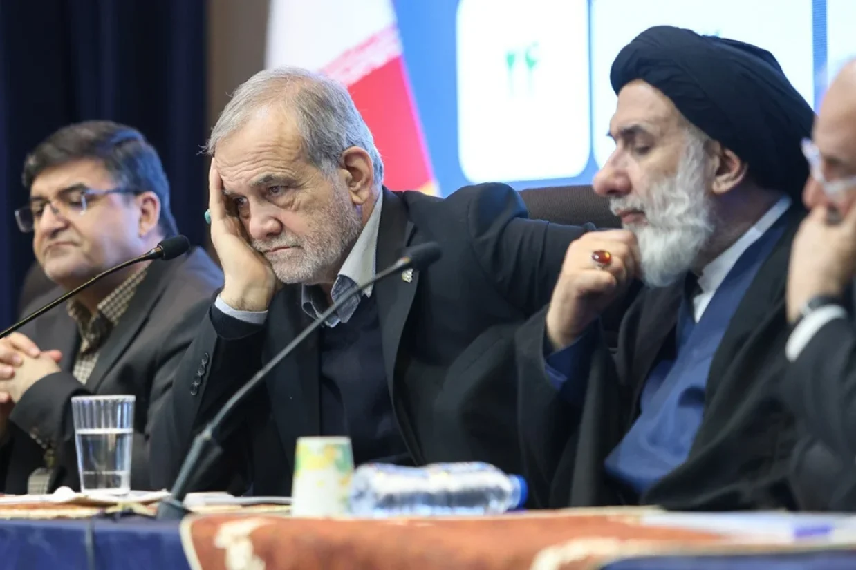 مسعود پزشکیان در پنجمین روز اعتراضات گفت که برای یافتن نارضایتی مردم نباید به دنبال آمریکا بود، بلکه مقصر، مدیران در جمهوری اسلامی است که تبدیل به «مدیران هزینه» شده‌اند.