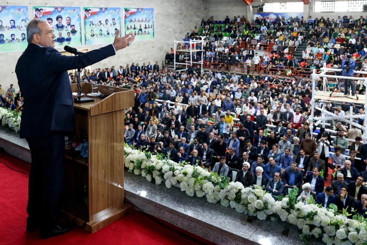 پزشکیان در سخنرانی خود در کرمانشاه در روز پنج‌شنبه ۲۵ اردیبهشت، گفت: رئیس جمهور آمریکا گفته است که ما، مسئولین و رهبران جمهوری اسلامی دزد هستیم.