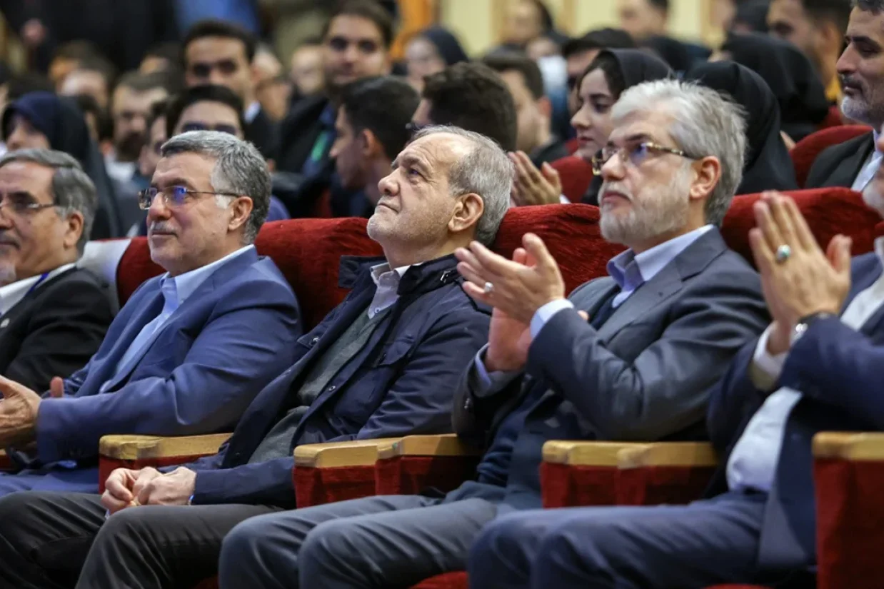 مسعود پزشکیان در واکنش به انتقادها از «سیم‌کارت‌های سفید» بیان کرد این سیم‌کارت‌ها که دسترسی ویژه و بدون فیلتر را برای جمعی محدود فراهم می‌کند، لغو و غیرفعال می‌شوند.