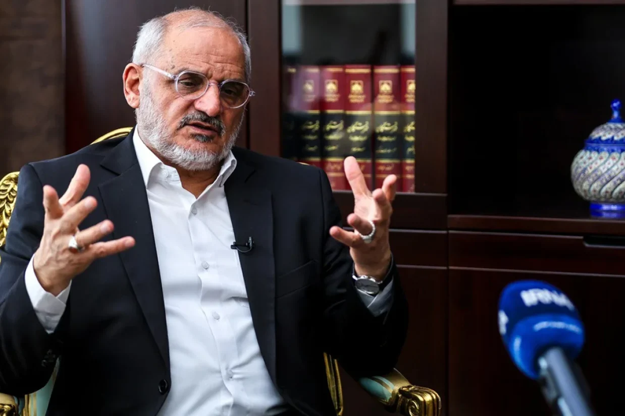 رئیس دفتر پزشکیان وعده داد دسترسی موسوم به «اینترنت سفید» که امکان استفاده بدون فیلتر را فراهم می‌کرد، برای همه کاربران از جمله مقامات دولتی لغو می‌شود.