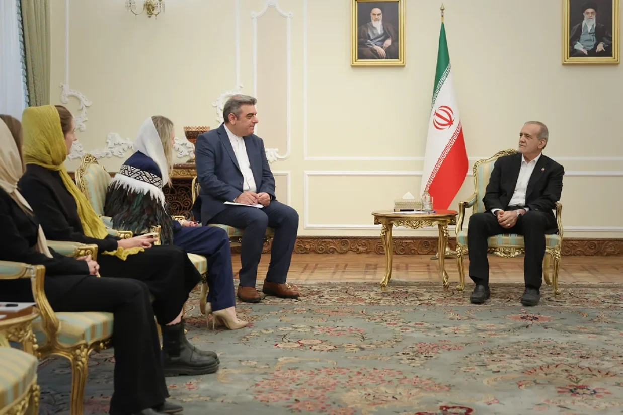 رئیس دولت جمهوری اسلامی اعلام کرد که این کشور از مذاکره استقبال می‌کند ولی اصول گفت‌و‌گو بر این است که کسی به دنبال زورگویی و تحمیل خواسته‌های خود به طرف مقابل نباشد.