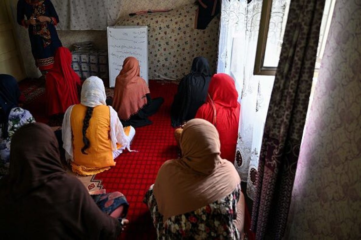 دختران افغان مخفیانه در کلاس درس شرکت کرده‌‏اند. ۲۴ ژوییه ۲۰۲۲ (LILLIAN SUWANRUMPHA/AFP via Getty Images)