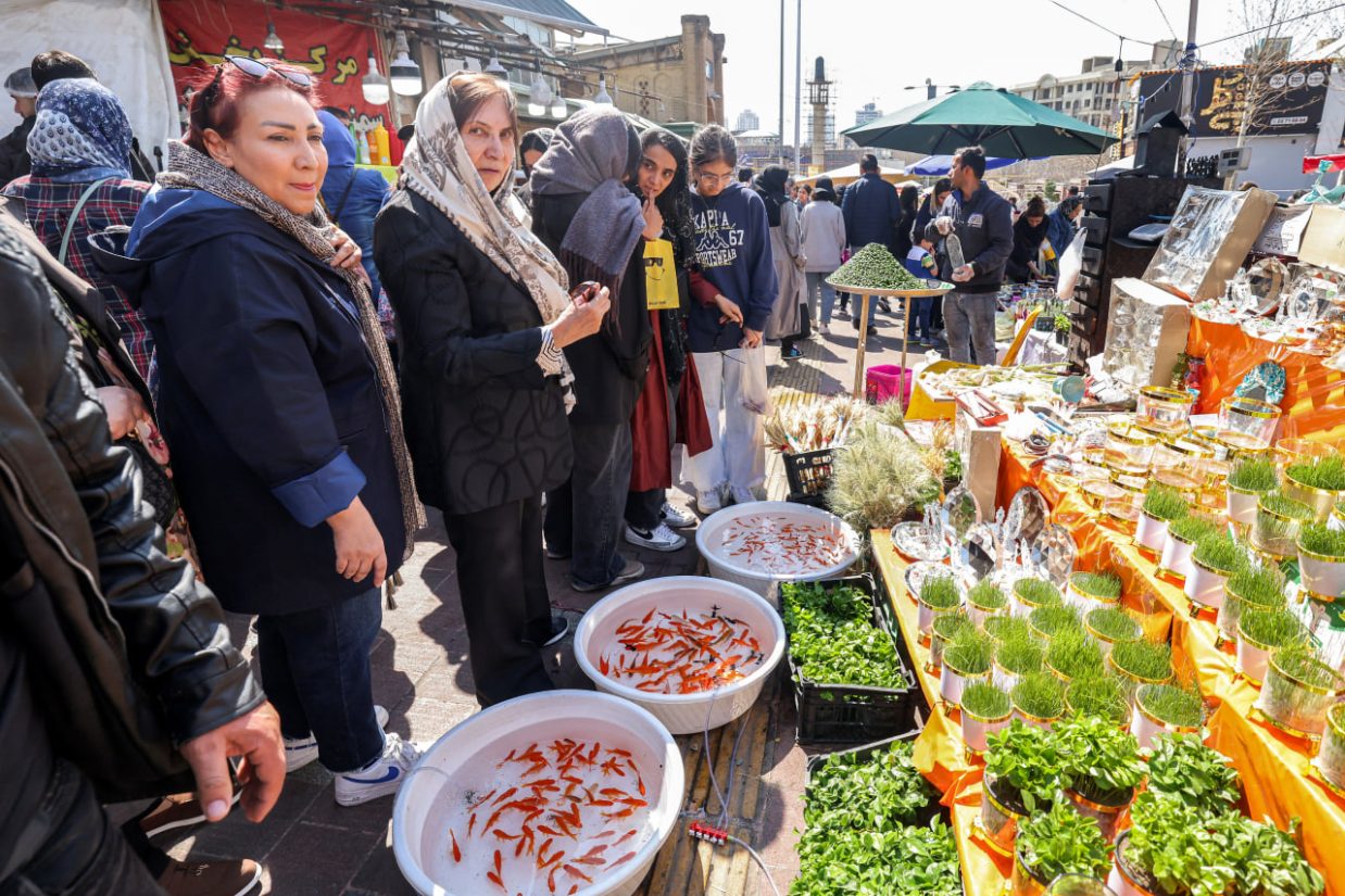 در آستانه نوروز در حالیکه بهای دلار به مرز تاریخی ۱۰۰ هزارتومان نزدیک می‌شود تا رکورد جدیدی در افت تومان در برابر دلار ثبت کند، افزایش بهای مواد غذایی و آجیل به دغدغه هر روز مردم تبدیل شده است.