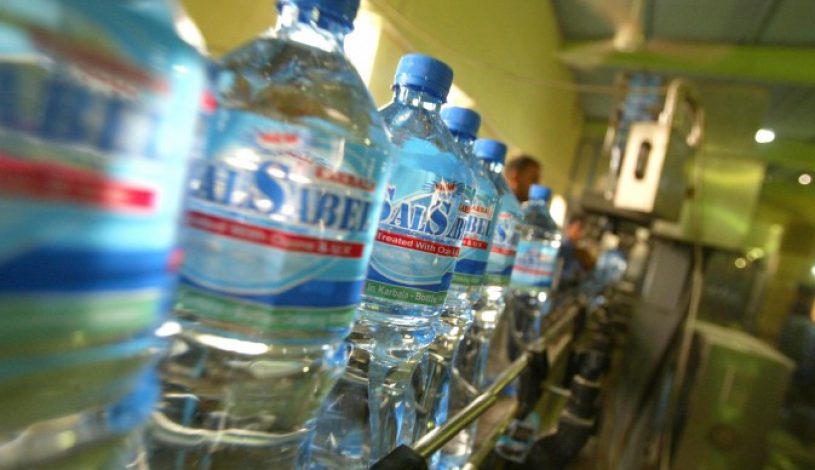 بطری‌‌‌‏های پلاستیکی آب بر روی تسمه نقاله‌‌‌‏ی شرکت آب سال سابِل در نزدیکی کربلا، شهر جنوبی عراق در ۱۴ سپتامبر ۲۰۰۸. (محمد صواف/ AFP/ Getty Images)