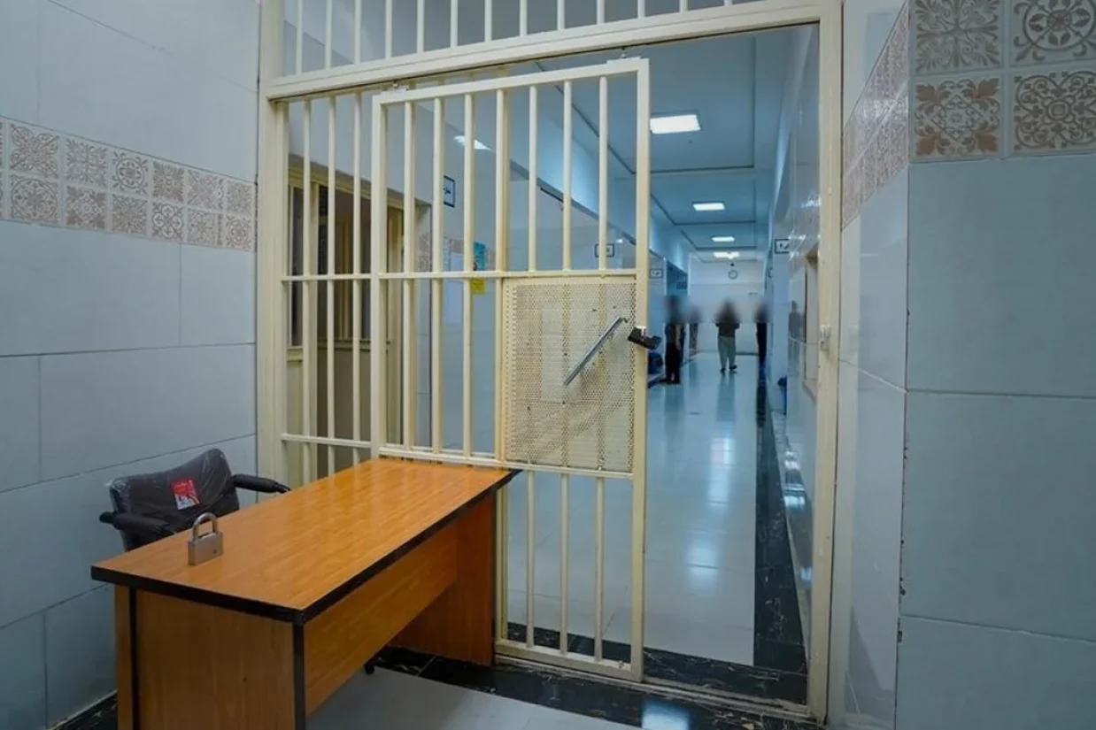 کانون حقوق بشر ایران گزارش داد شماری از زندانیان سیاسی در بند ۵ زندان تهران بزرگ که به نام فشافویه نیز شناخته می‌شود، به «بازرسی تحقیرآمیز» خانواده‌هایشان دست به اعتصاب زدند.