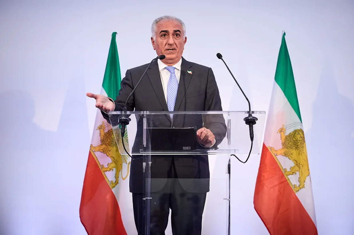 شاهزاده رضا پهلوی گفت وب‌سایت «ایران را پس می‌گیریم» از دیروز تاکنون و در ظرف ۲۴ ساعت، بیش از یک‌ونیم میلیون بازدید داشته و هزاران نفر از داخل ایران برای پیوستن به آن ثبت‌نام کرده‌اند.