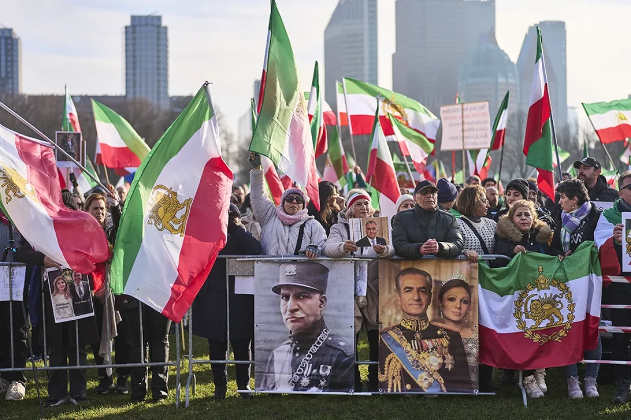 شاهزاده رضا پهلوی در بیانیه‌ای، روز ۲۵ بهمن را «روز جهانی اقدام» در همبستگی با «انقلاب شیروخورشید» ایران نامید.