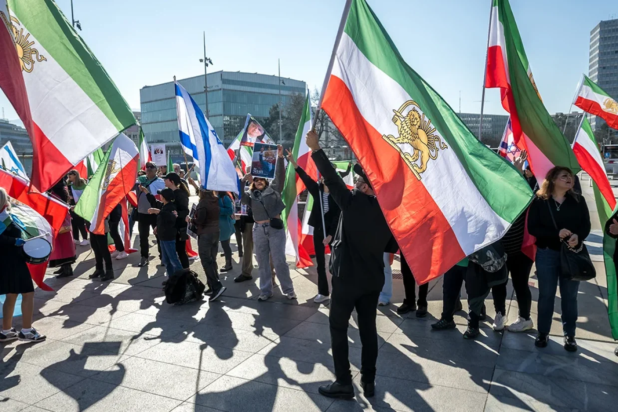 شاهزاده رضا پهلوی از ایرانیان خارج از کشور خواست با نمایندگان و تصمیم‌گیران کشورهای محل اقامت خود تماس بگیرند. آنان را قانع کنند که حمایت از ملت ایران باید تا لحظه سقوط جمهوری اسلامی ادامه یابد.