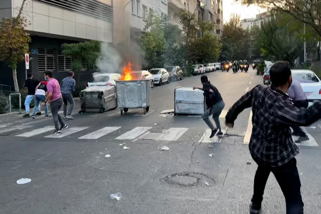 شاهزاده رضا پهلوی خطاب به رهبر جمهوری اسلامی و سپاه پاسداران هشدار داد: «جهان و رئیس جمهور آمریکا با دقت شما را زیر نظر دارند. سرکوب مردم بدون پاسخ نخواهد ماند.»