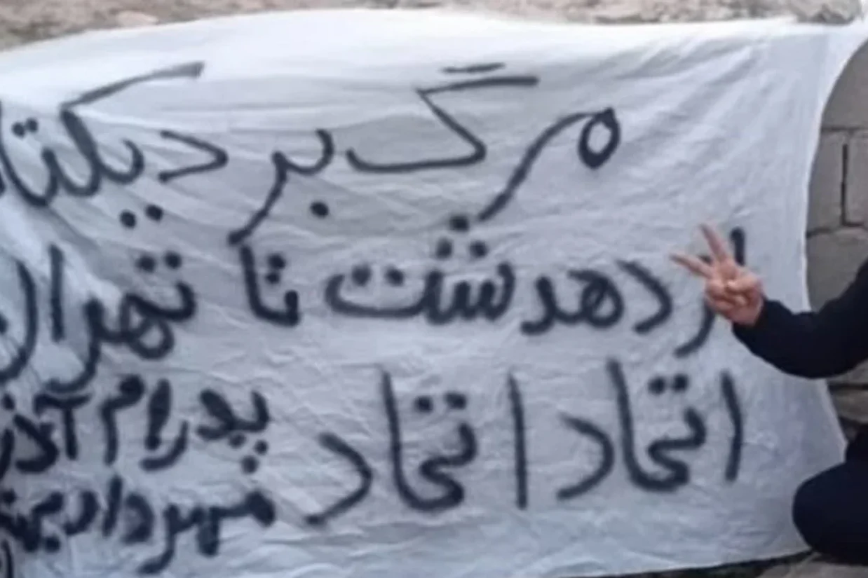 گزارش‌ها از پنجمین روز اعتراضات در دهدشت در استان کهگیلویه و بویراحمد حاکی از سراسیمگی نهادهای امنیتی برای فرونشاندن اعتراضات است.