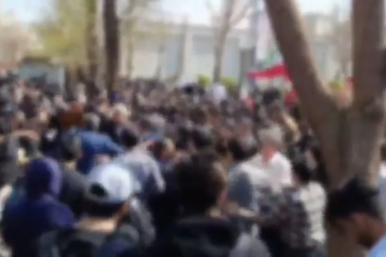 هم‌زمان با نخستین روز بازگشایی حضوری دانشگاه‌ها، گزارش‌ها از برگزاری تجمع‌ها و اقدامات اعتراضی در چند دانشگاه تهران و مشهد حکایت دارد.