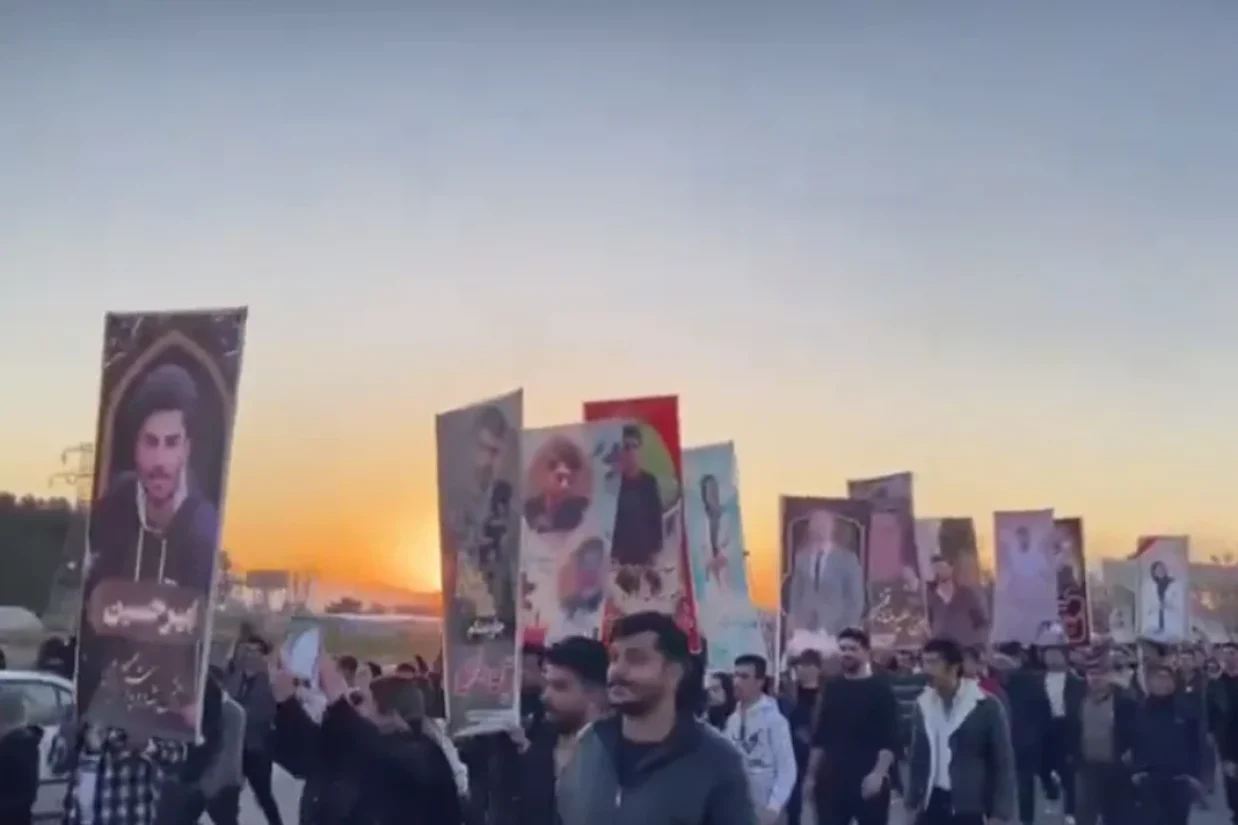 هم‌زمان با فرارسیدن چهلم جان‌باختگان انقلاب شیروخورشید ایران، گزارش‌ها و ویدیوهای منتشرشده از برگزاری تجمعات گسترده مردمی در چندین شهر ایران حکایت دارد.