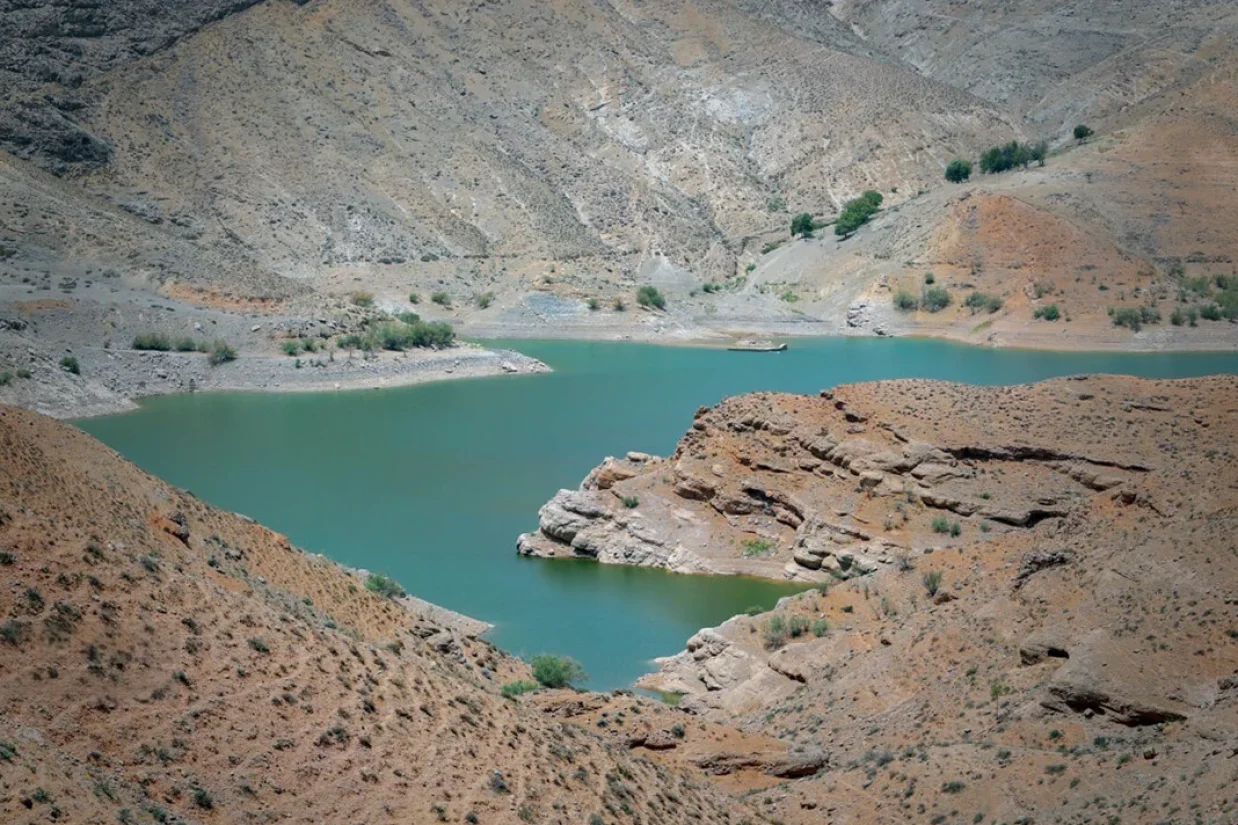 بر اساس آمار شرکت مدیریت منابع آب ایران، حجم آب موجود در سدهای بزرگ کشور تا هفتم تیرماه ۱۴۰۴ به ۲۴ میلیارد و ۸۷۰ میلیون متر مکعب رسیده که نسبت به مدت مشابه در سال آبی گذشته، کاهش نگران‌کننده ۲۶ درصدی را نشان می‌دهد.