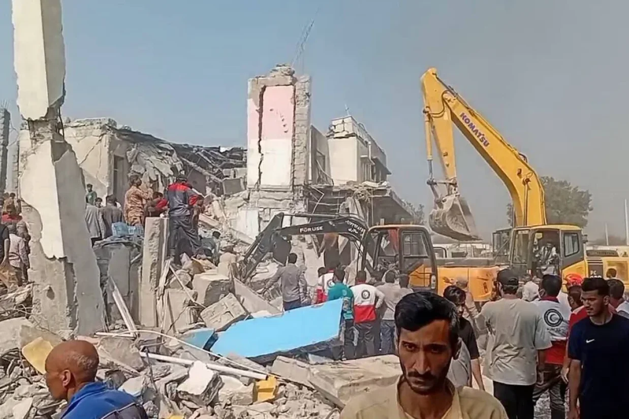 دونالد ترامپ، رئیس‌جمهوری آمریکا، روز شنبه ۷ مارس در جریان سفر به میامی و در هواپیمای «ایرفورس وان» در پاسخ به پرسش خبرنگاران درباره بمباران یک مدرسه دخترانه در میناب، جمهوری اسلامی را مسئول این حمله دانست.