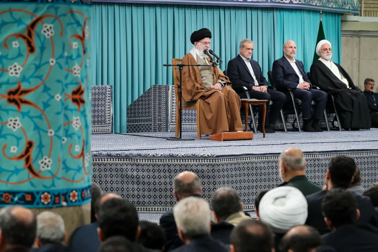 خبرگزاری رویترز به نقل از سه منبع مطلع ایرانی نوشت که جمهوری اسلامی از سرگیری مذاکرات با آمریکا را تنها راه بقای نظام و تشدید بحران‌ها می‌داند.