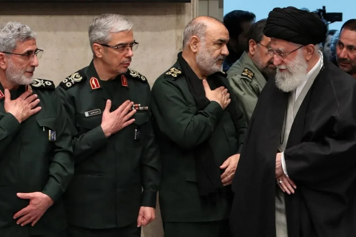 رویترز گزارش داد علی خامنه‌ای شاهد کشته شدن مشاوران ارشد نظامی و امنیتی‌اش در حملات هوایی اسرائیل بوده است که این موضوع خلأهای بزرگی در حلقه نزدیکان او ایجاد کرده و خطر اشتباهات راهبردی را افزایش داده است.