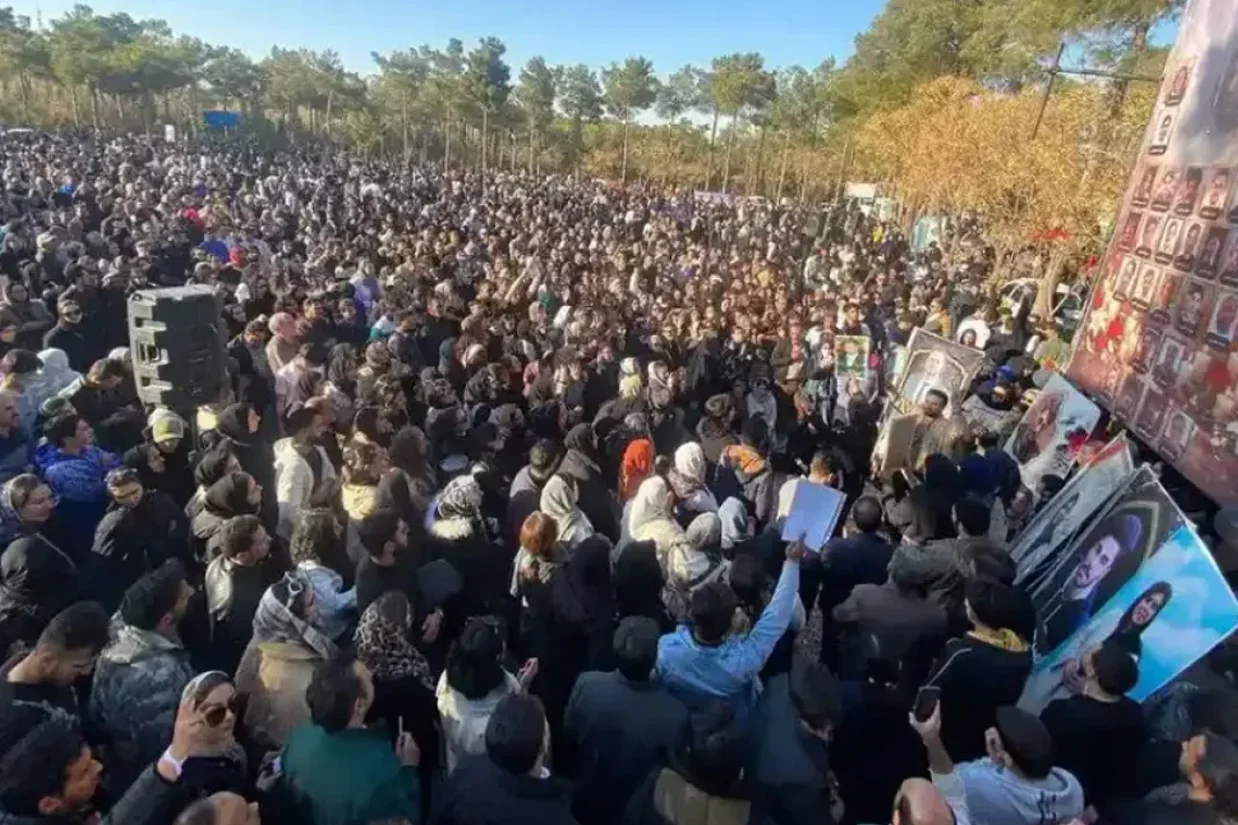 مراسم چهلم جاویدنامان انقلاب «شیر و خورشید» ایران در بهمن‌ماه امسال، صحنه‌ای بود از رقص‌های نمادین مادران و پدران دادخواه بر مزار جوانانی که در دی‌ماه خونین به دست جمهوری اسلامی کشته شدند.