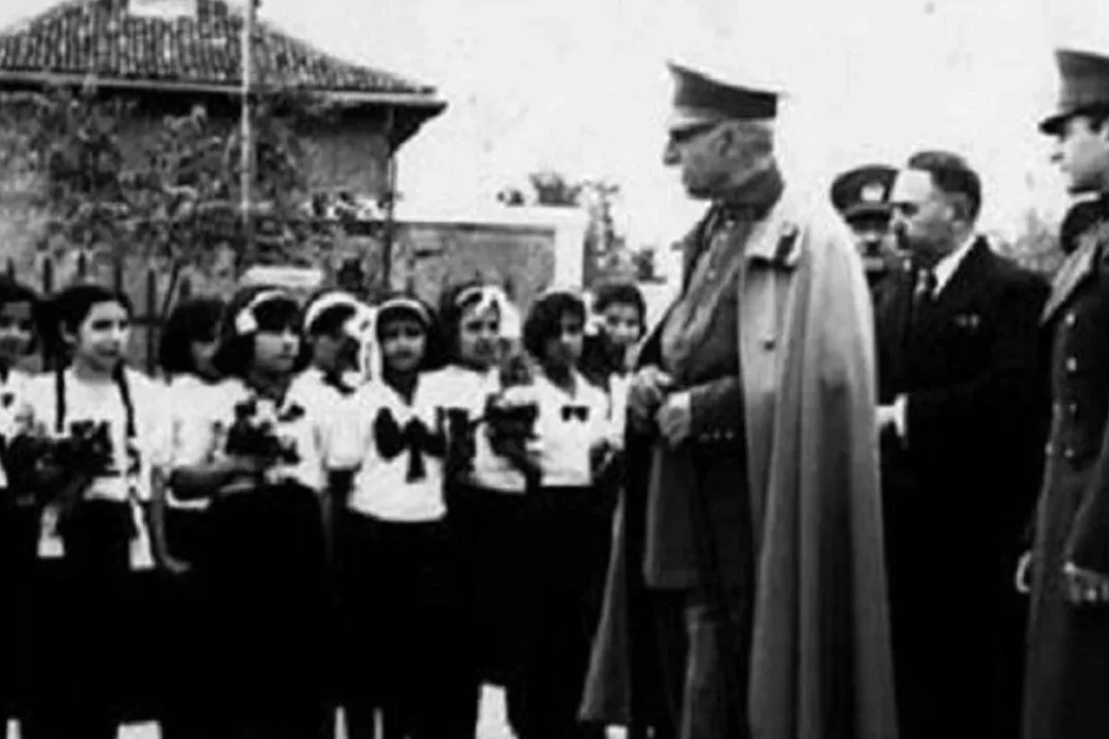 شاهزاده رضا پهلوی گفته است که او تصمیم تاریخی رضاشاه بزرگ در روز ۱۷ دی ماه را اقدامی نه برای «کشف حجاب» بلکه برای «آزادی پوشش» می‌داند.