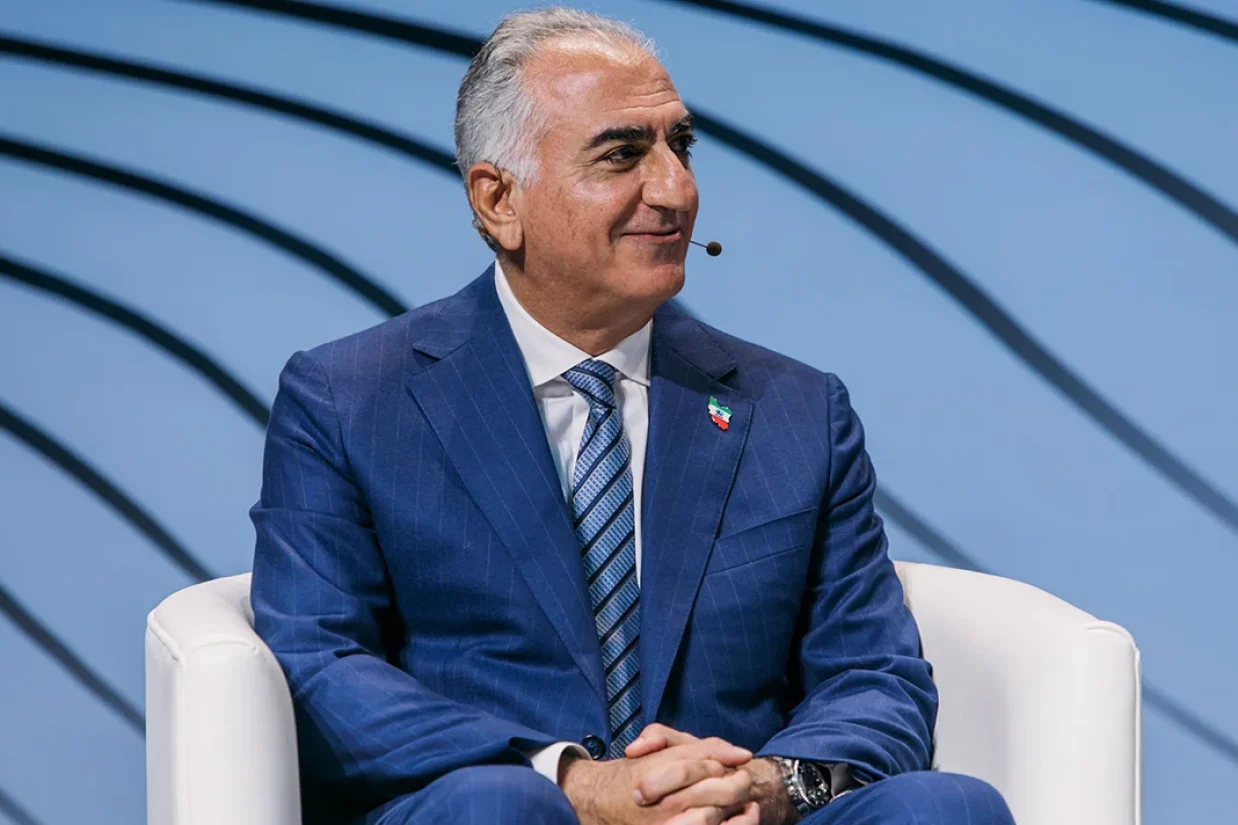 شاهزاده رضا پهلوی گفته است که اکنون بهترین فرصت برای تغییر رژیم در ایران است، اما قبل از اینکه غرب به دنبال اجرای گزینه نظامی باشد، بهتر است از مردم ایران پشتیبانی و حمایت کند تا خودشان سر مار را قطع کنند.