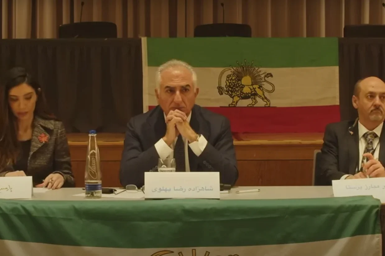 شاهزاده رضا پهلوی می‌گوید به‌محض فراهم شدن شرایط آماده ورود به ایران است و از نیروهای مسلح و امنیتی خواست به آغوش ملت بازگردند و از مردم حفاظت کنند.