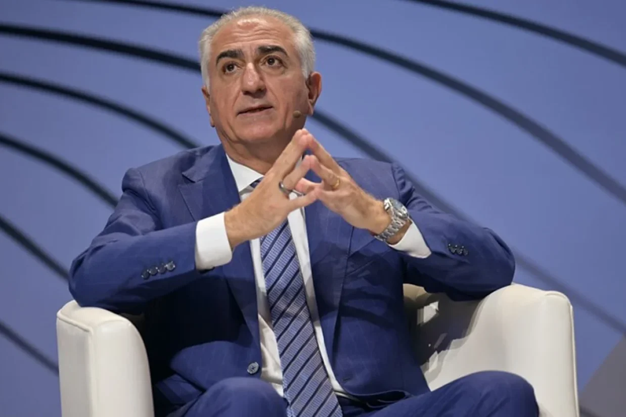 شاهزاده رضا پهلوی گفته است که اکنون بهترین فرصت برای تغییر رژیم در ایران است، اما قبل از اینکه غرب به دنبال اجرای گزینه نظامی باشد، بهتر است از مردم ایران پشتیبانی و حمایت کند تا خودشان سر مار را قطع کنند.