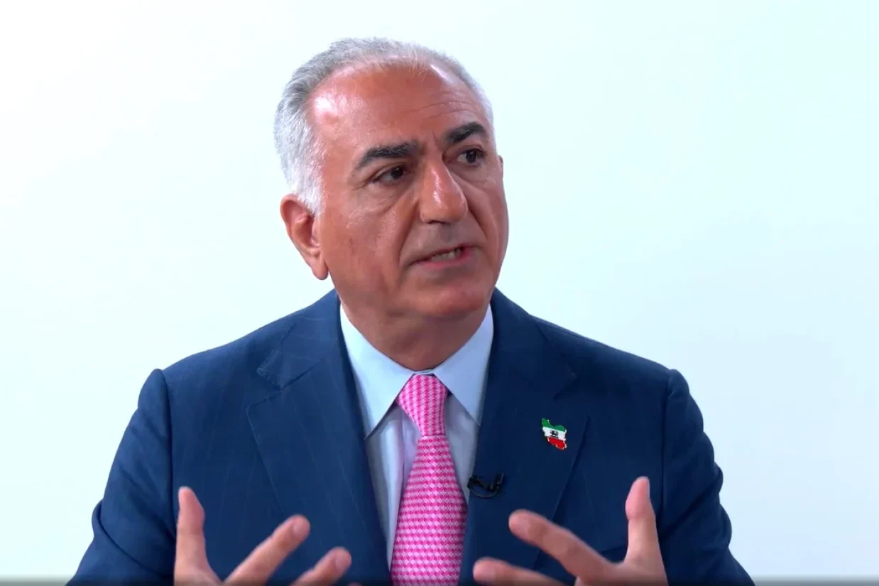 شاهزاده رضا پهلوی در دیدار آنلاین با نمایندگان دو حزبی کنگره آمریکا از آن‌ها خواسته است همان طور که در کنار مردم بلوک شرق در برابر کمونیسم ایستادند، اکنون در کنار ملت ایران برای گذار از جمهوری اسلامی بایستند.