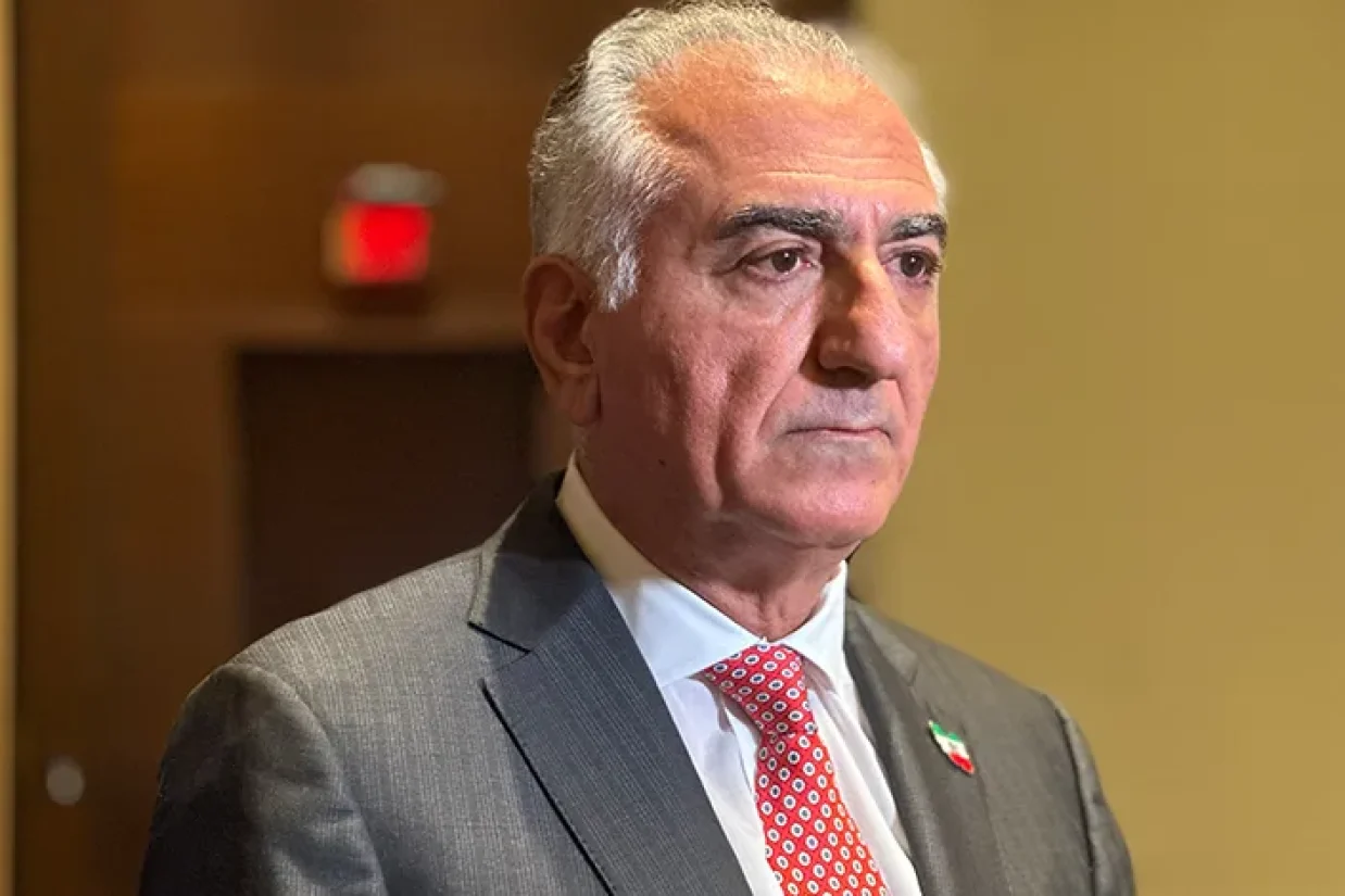 شاهزاده رضا پهلوی از کارکنان رسانه‌ها و نیروهای نظامی جمهوری اسلامی خواسته است که این نهادها را ترک کنند و جان خود را حفظ کنند.