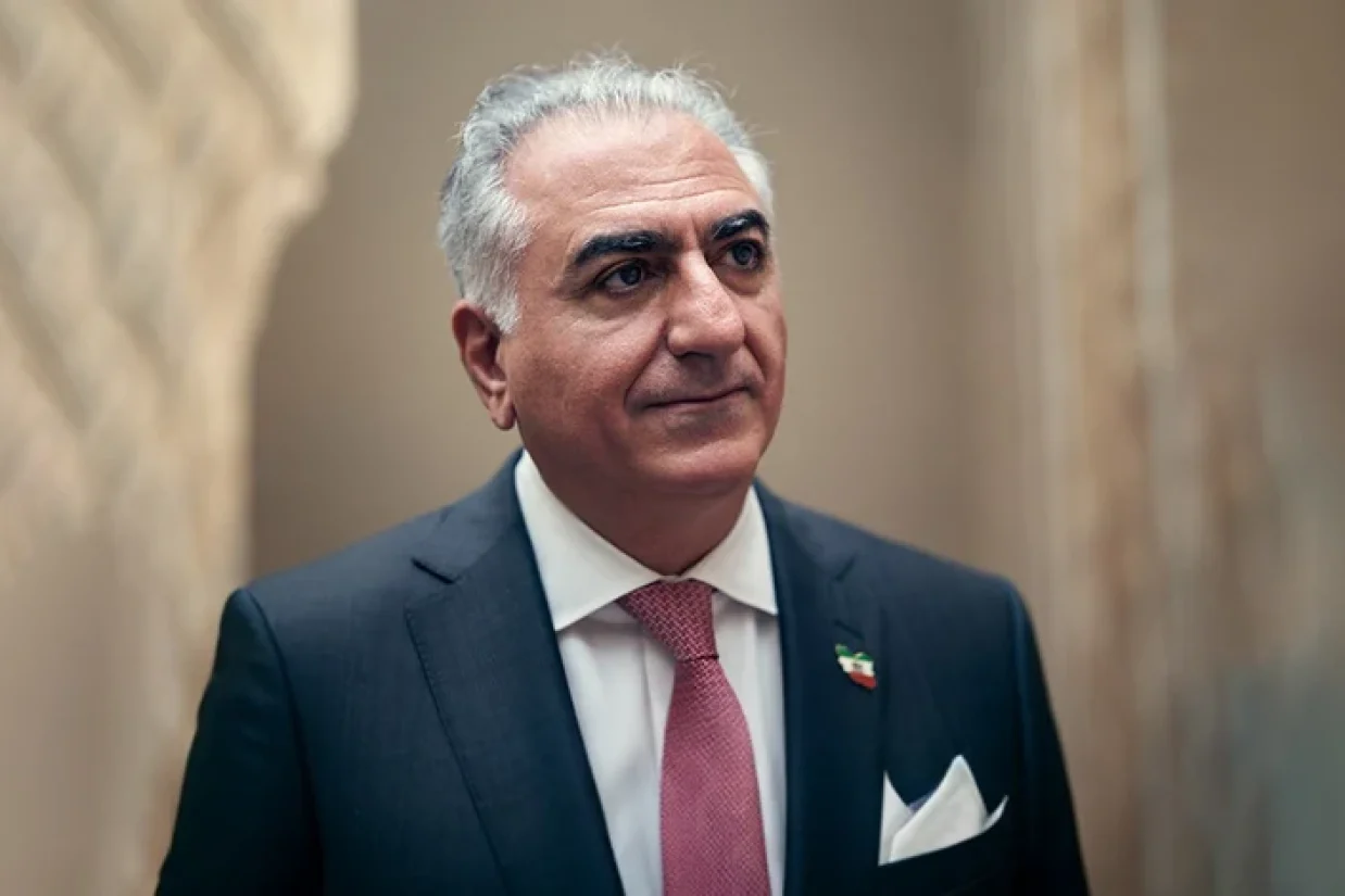 شاهزاده رضا پهلوی در واکنش به عزل وزیر اقتصاد جمهوری اسلامی و معاون راهبردی پزشکیان گفته است که همه این اتفاقات نشان ‌دهنده بحران عدم مقبولیت و شکاف روزافزون در رژیم است.