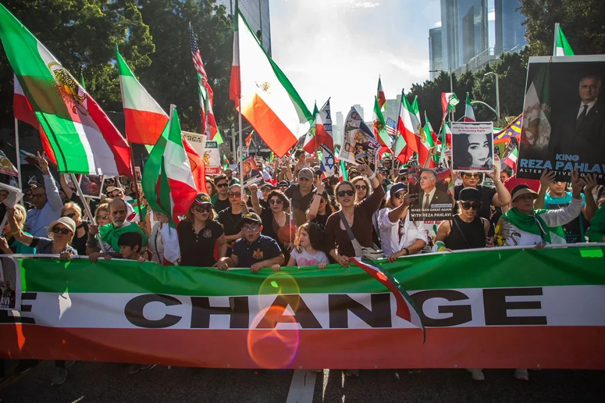 شاهزاده رضا پهلوی با قدردانی از راهپیمایی‌های ایرانیان خارج از کشور، بر تمرکز بر شش مطالبه مشخص برای حمایت جهانی و تضعیف ماشین سرکوب جمهوری اسلامی تاکید کرد.