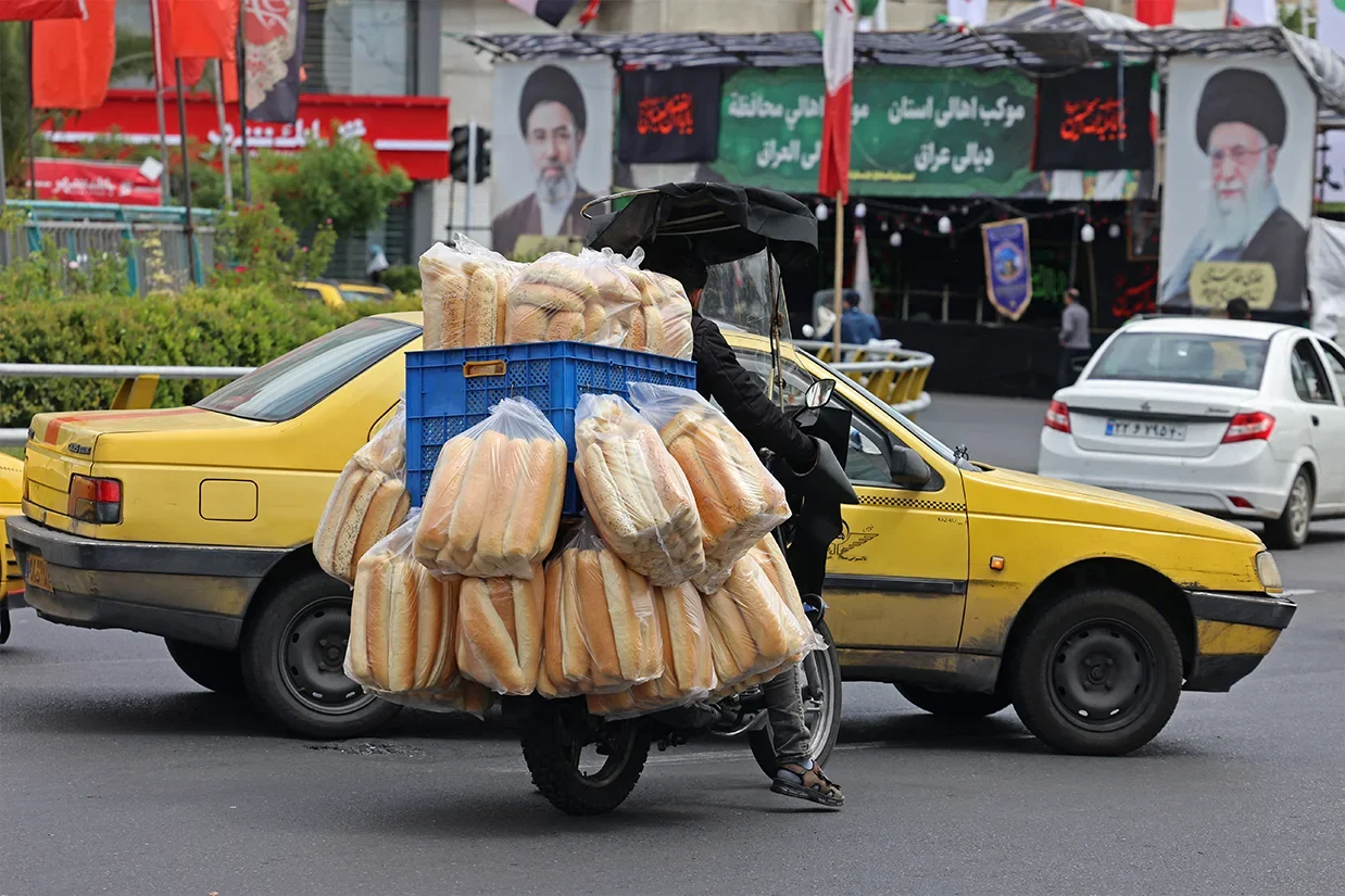 اقتصاد ایران زیر فشار هم‌زمان جنگ، تورم و بیکاری در حال رسیدن به نقطه‌ای بحرانی است. افزایش شدید قیمت‌ها، از دست رفتن میلیون‌ها شغل و کاهش تولید ناخالص داخلی.