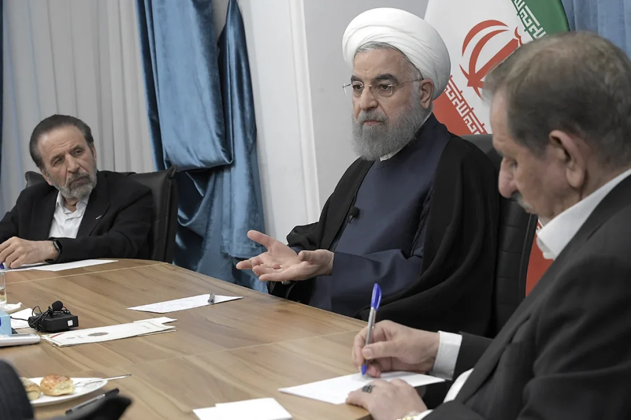 حسن روحانی با انتقاد از روایت‌های رسمی حکومت از توان نظامی کشور در جنگ ۱۲ روزه، «کم و زیاد جلوه دادن واقعیت‌ها» را عامل خطای محاسباتی خطرناک در برابر آمریکا و اسرائیل خواند و آن را «بزرگترین خیانت» دانست.