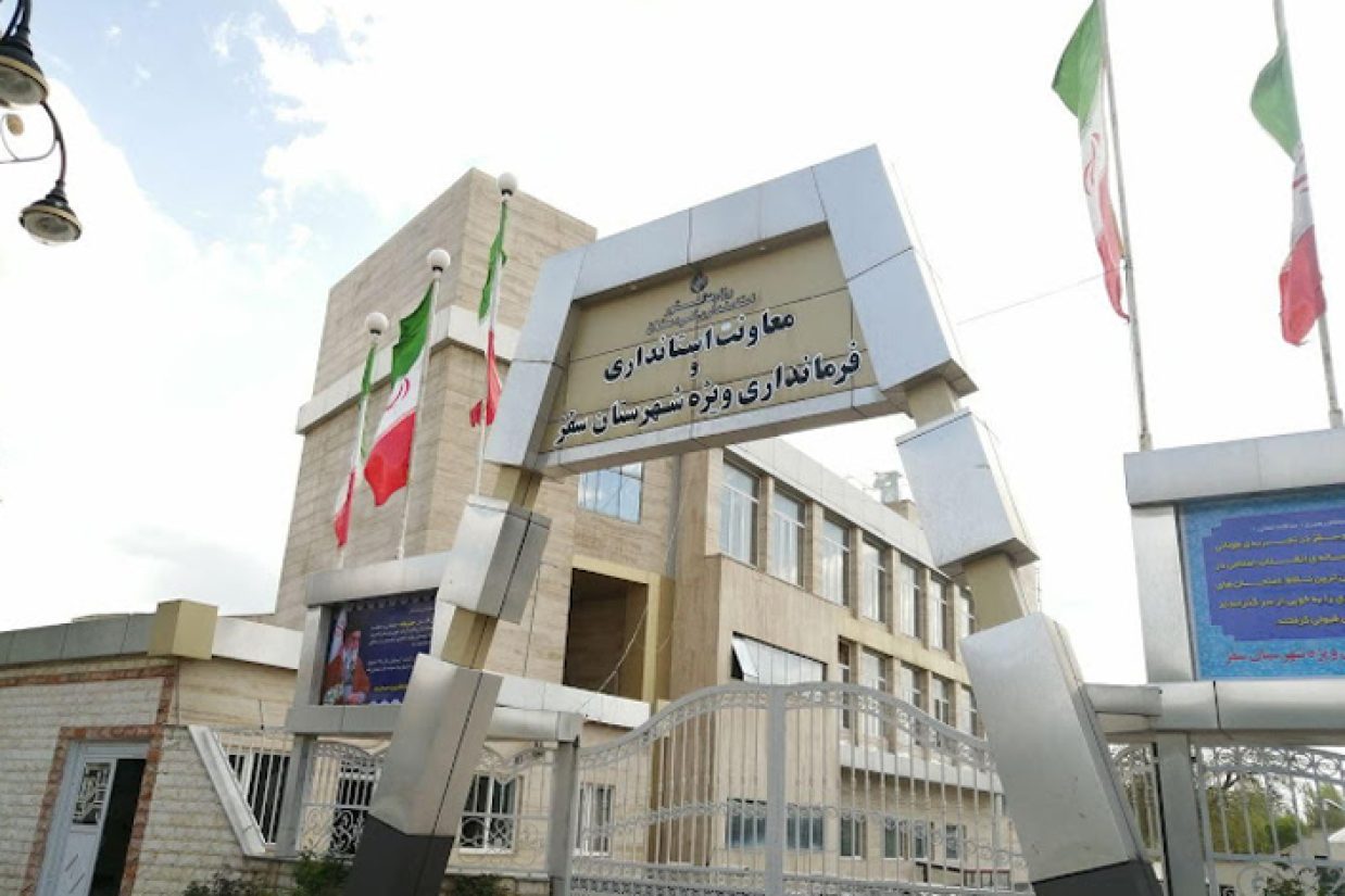 فرماندار شهرستان سقز اعلام کرد که بامداد امروز پنجشنبه در جریان حمله مسلحانه به یک خانقاه در محله «تپه مالان» در این شهر سه نفر کشته شدند.