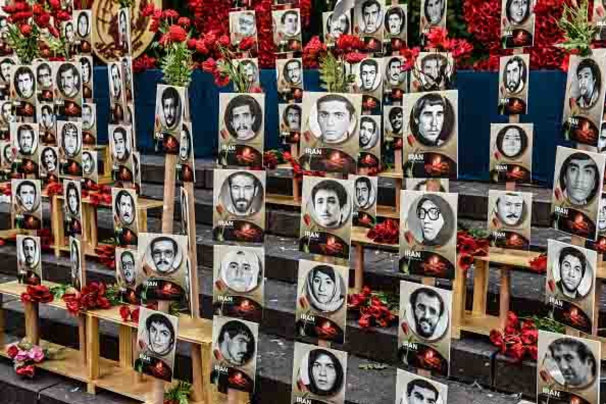 (Stephanie Keith/Getty Images)
نیویورک 21 سپتامبر 2022, عکس‌های قربانیان قتل عام زندانیان سیاسی ایرانی در سال 1988