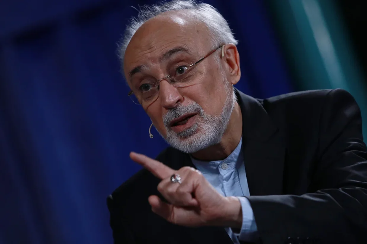 صالحی هشدار داد فرصت‌های دیپلماتیک زودگذر است؛ همزمان اختلاف ایران و آمریکا بر سر محل و چارچوب مذاکرات هسته‌ای تشدید شده است.