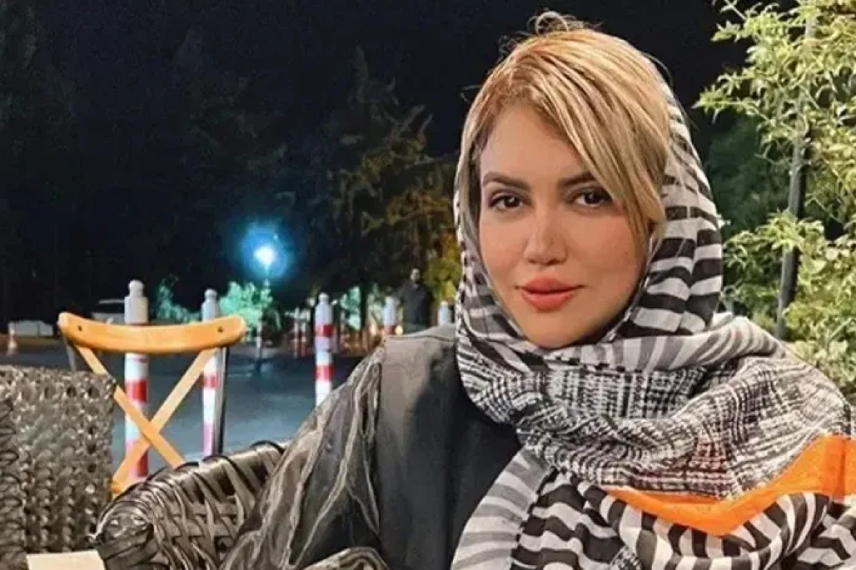 برخی رسانه‌های داخلی ایران، سقوط از ارتفاع را دلیل فوت سارا طاووسی، خبرنگار برنا گزارش کرده‌اند، در حالیکه برخی دیگر دلیل مرگ او را تصادف ذکر کرده‌اند.