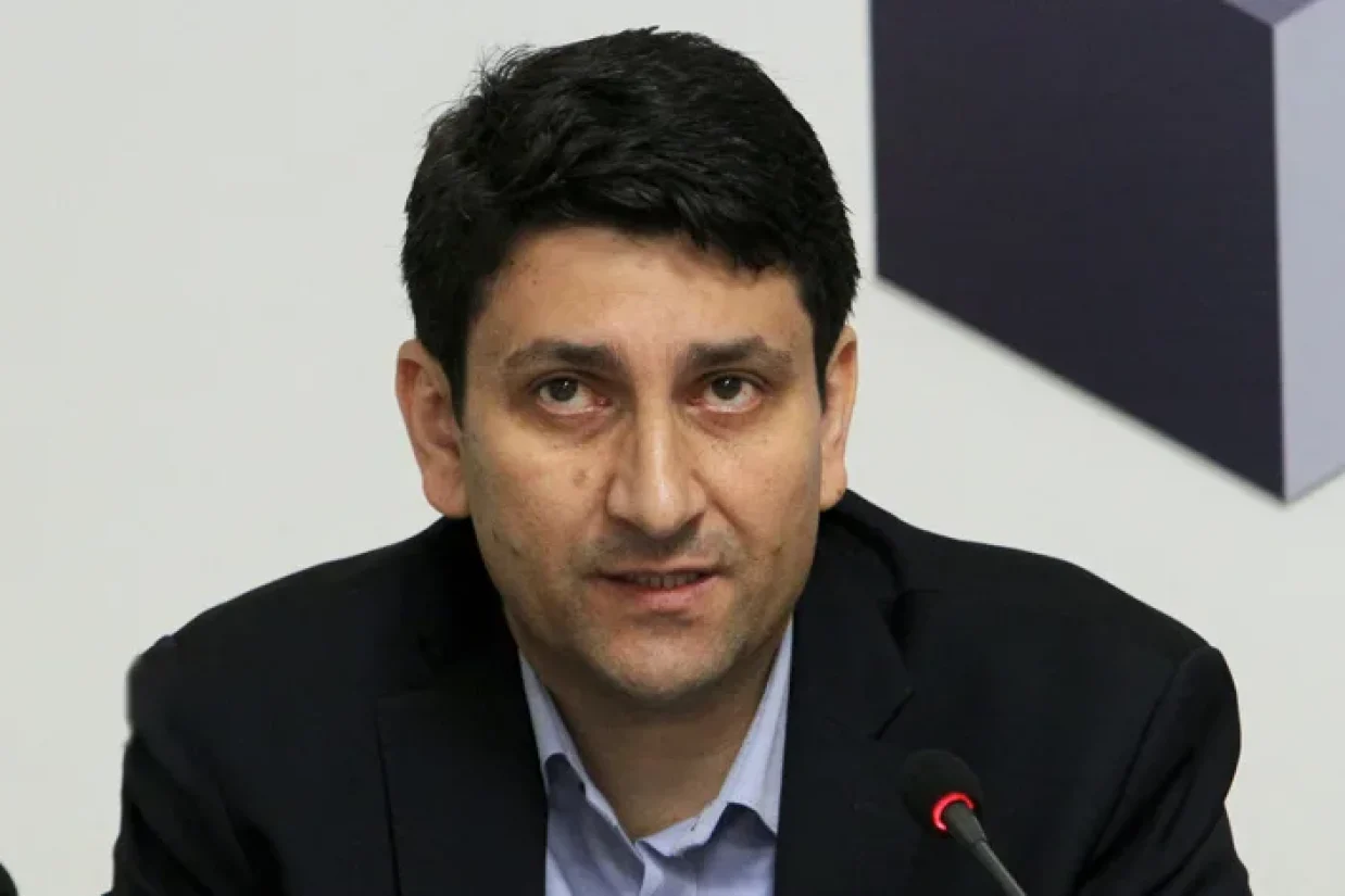 وزیر ارتباطات دولت پزشکیان در اولین روز کاری خود در وزارت ارتباطات در جمع خبرنگاران بر تداوم پیگیری طرح «شبکه ملی اطلاعات» تاکید کرد.