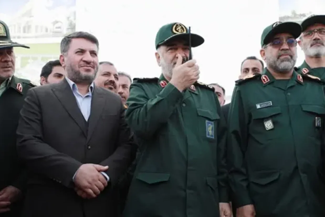 رویترز به نقل از مقامات امنیتی ایران نوشت که سپاه پاسداران پس از انفجار هزاران پیجر و بی‌سیم حزب‌الله در لبنان، اعضای خود را از استفاده از دستگاه‌های ارتباطی منع کرده است.