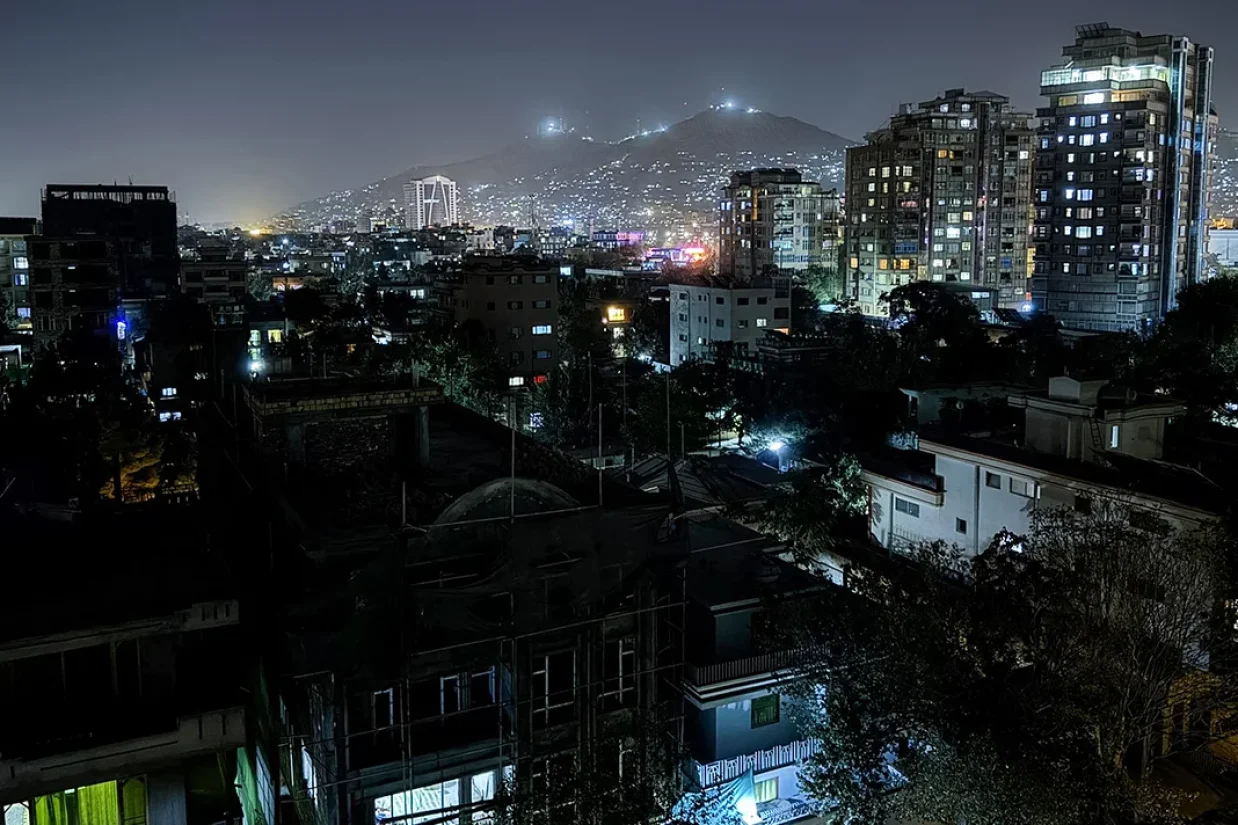 منابع خبری از شنیده شدن انفجارهای مهیب در کابل در پی حملات هوایی شبانه خبر می‌دهند.