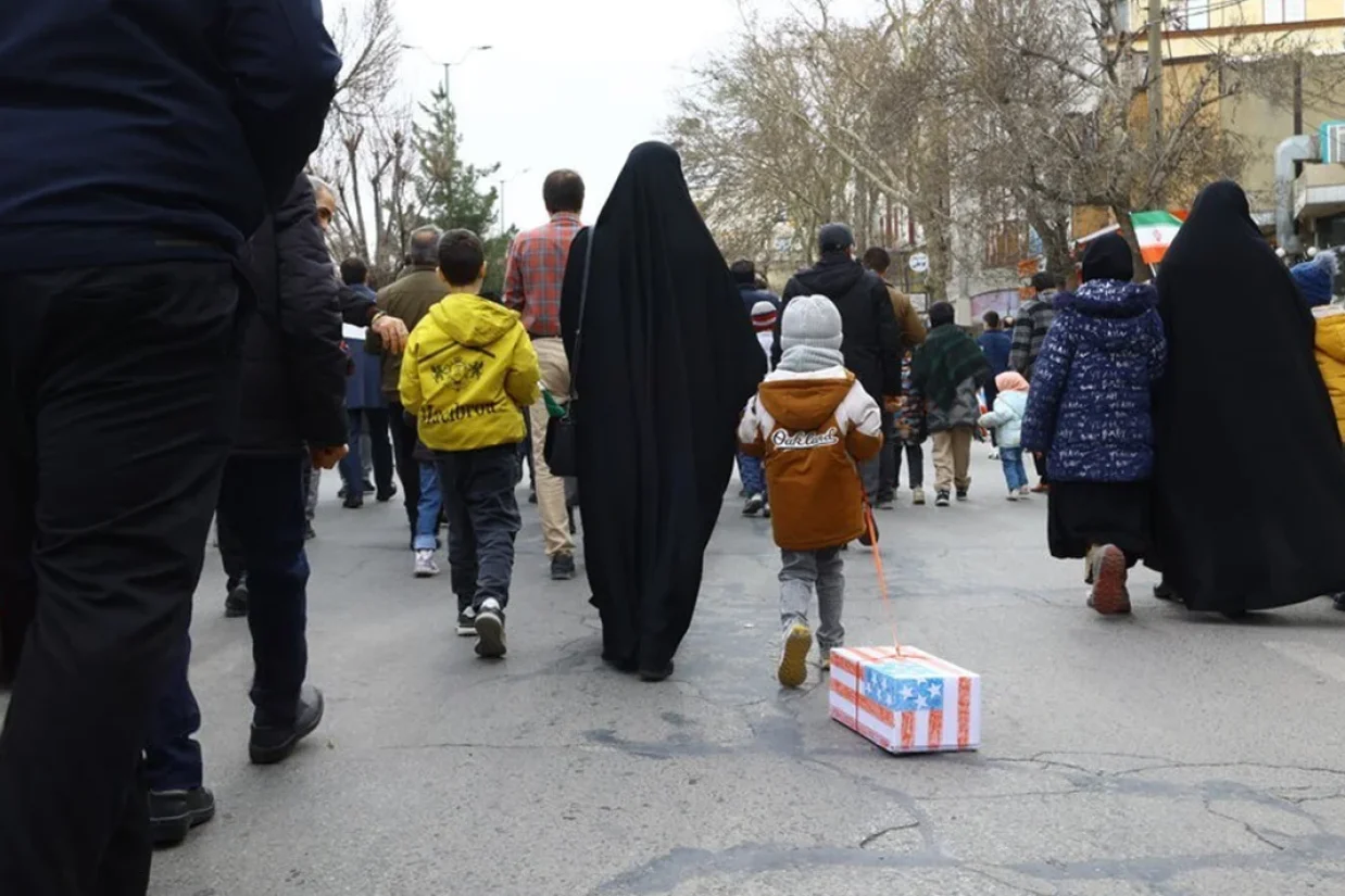 هرانا گزارش داد که آزادی شماری از بازداشت‌شدگان اعتراضات اخیر در شاهین‌شهر اصفهان، با وجود صدور و تأمین وثیقه، مشروط به امضای تعهدنامه‌ای برای شرکت در راهپیمایی ۲۲ بهمن بوده است.