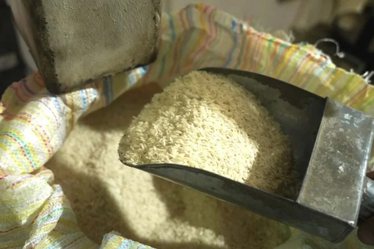 رضا کنگری، رئیس اتحادیه بنکداران مواد غذایی تهران گفت رسیدن قیمت برنج ایرانی به حدود ۷۰۰ هزار تومان واقع‌بینانه نیست و چنین عددی با شرایط فعلی عرضه و تقاضا همخوانی ندارد.