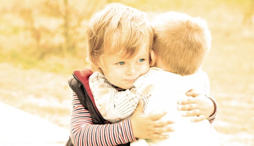 دوستی‌‏های اولیه به کودکان درک بهتری از همراهی، مقایسه‌ی اجتماعی، مدیریت زمانی، محبت و همدلی می‌دهد. (Shutterstock)