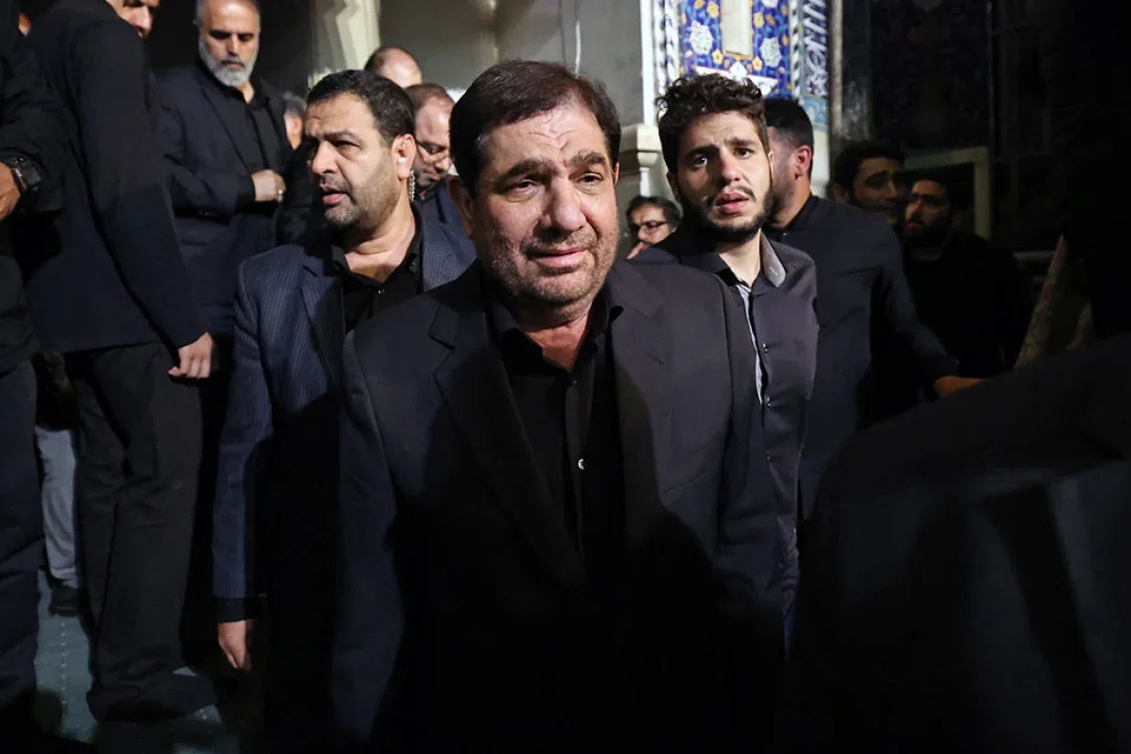 محمد مخبر با اشاره به اصل ۱۱۱ قانون اساسی از تشکیل شورای موقت رهبری خبر داد؛ هم‌زمان سپاه و هیئت دولت کشته‌شدن علی خامنه‌ای را تأیید کردند.