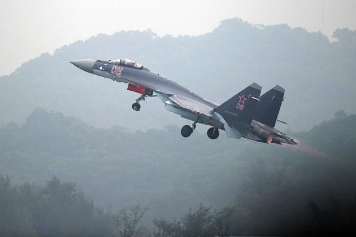 پرواز آزمایشی یک جنگنده سوخوی SU-35 پیش از نمایش در نمایشگاه هوایی ژوهای چین در استان گوانگدونگ (Johannes Eisele/AFP/Getty Images)