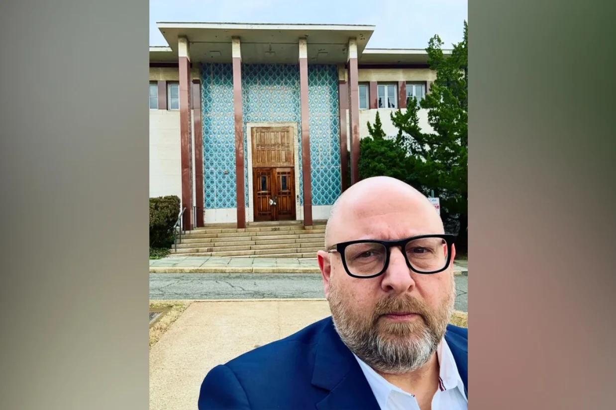 لن خودورکوفسکی، مشاور ارشد دولت اول ترامپ تصویری از خود در مقابل عمارت «گنبد نیلوفری» سفارت ایران در واشنگتن منتشر کرد و تلویحا از آماده شدن ایالات متحده برای بازگشایی سفارت ایران خبر داد.
